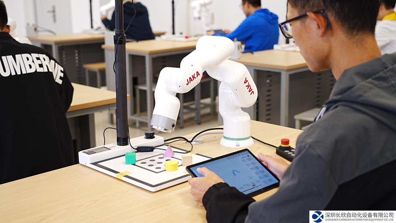 機(jī)器人+教育，一場科技與教育的雙向奔赴