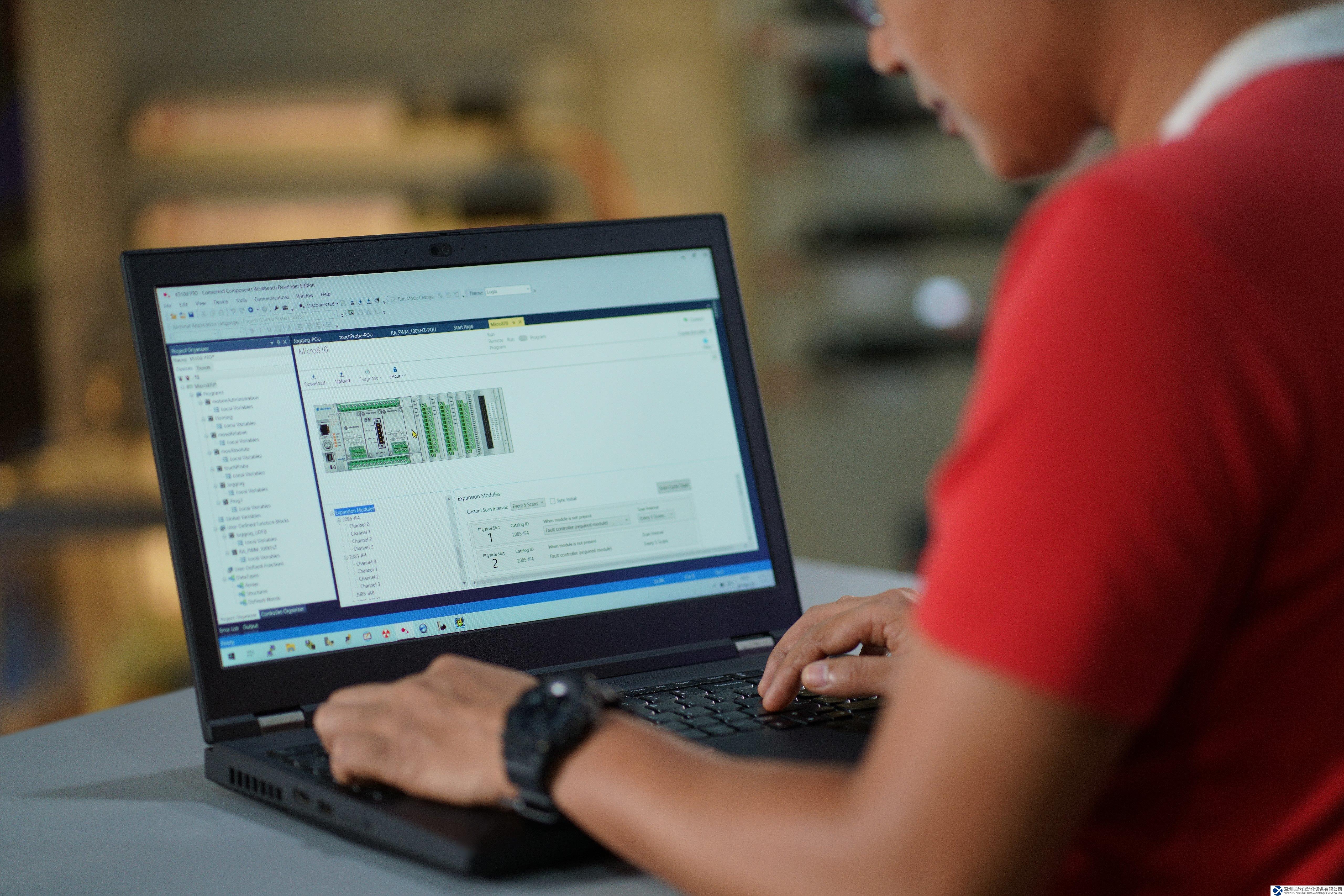 憑借 Micro800 控制器和配套自動(dòng)化軟件的增強(qiáng)特性，羅克韋爾自動(dòng)化有效簡(jiǎn)化機(jī)器設(shè)計(jì)、開(kāi)發(fā)和部署過(guò)程