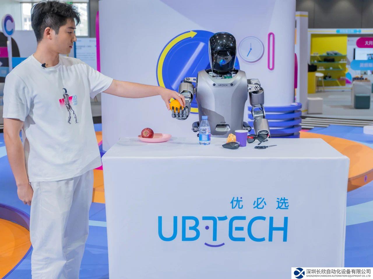 中國(guó)AI大模型+人形機(jī)器人首次線(xiàn)下展示，李彥宏親測(cè)！